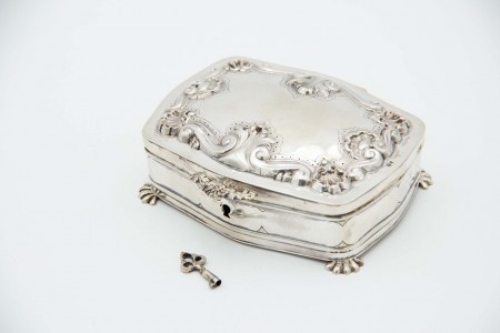 Guarda jóias em prata de base retangular